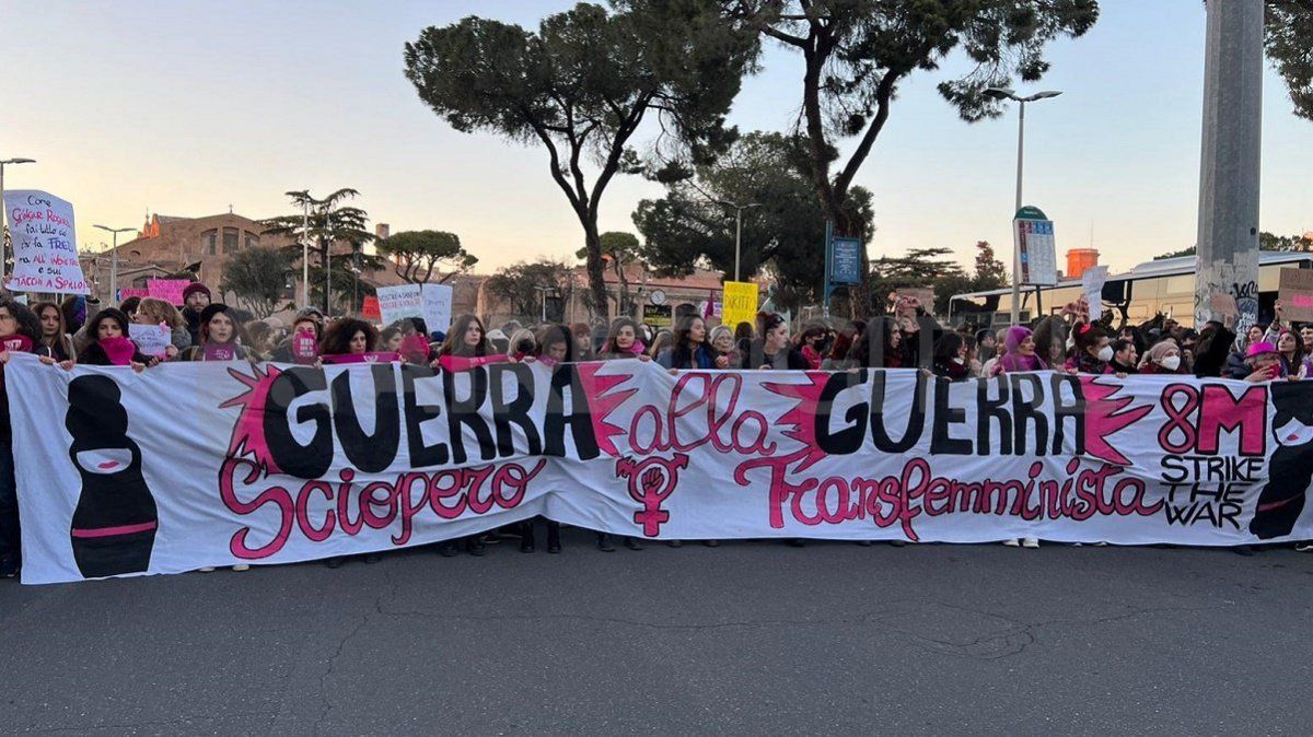Así se encuentra la Plaza de la República en Roma en conmemoración al Día Internacional de la Mujer.