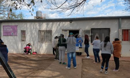 Centro de salud de barrio Los Troncos: una heladera llena de vacunas debe ser desechada por falta de frío a raíz del robo de cables. Centro de salud de barrio Los Troncos: una heladera llena de vacunas debe ser desechada por falta de frío a raíz del robo de cables.