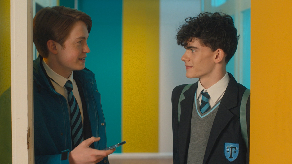 Dirigida por Eros Lyn, es una adaptación televisiva de los comics digitales de Alice Oseman.