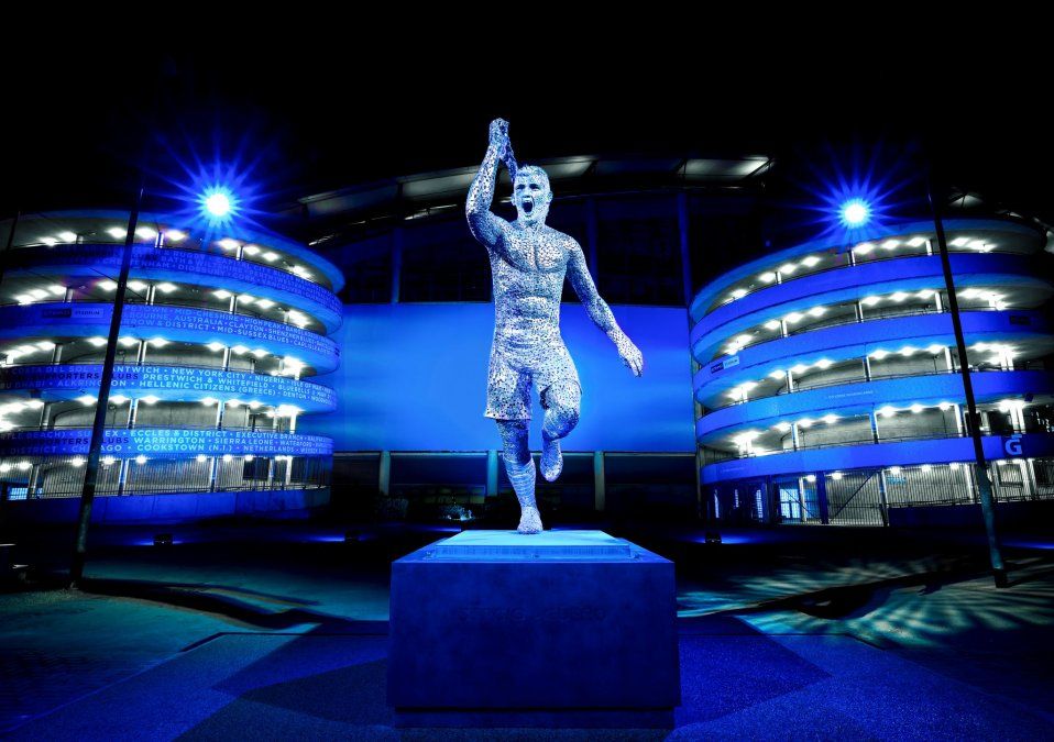 Manchester City inauguró una estatua de Sergio Agüero en inmediaciones de su estadio.