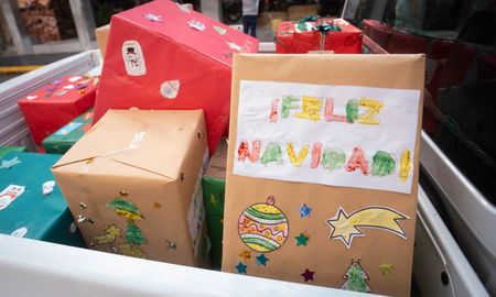 En las últimas horas, la campaña solidaria que AIRE lleva adelante junto al Movimiento Los Sin Techo superó las 1.400 cajas navideñas. En las últimas horas, la campaña solidaria que AIRE lleva adelante junto al Movimiento Los Sin Techo superó las 1.400 cajas navideñas.