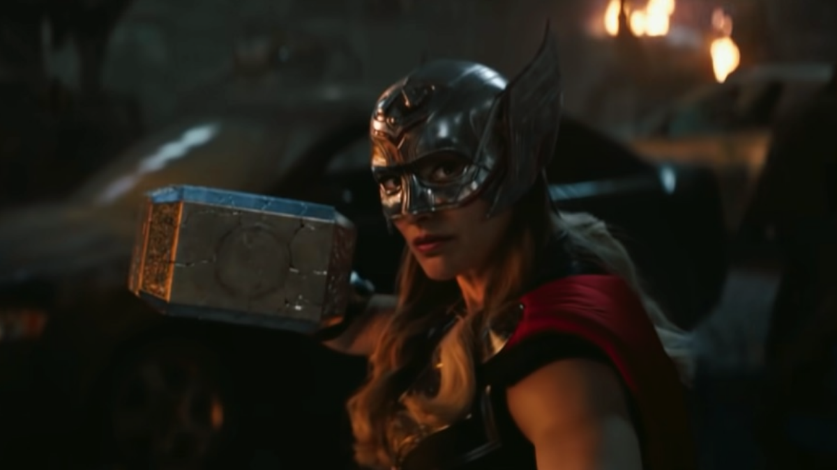 El plato fuerte del teaser llega al final, cuando se revela que Jane Foster se une a la batalla como Mighty Thor.
