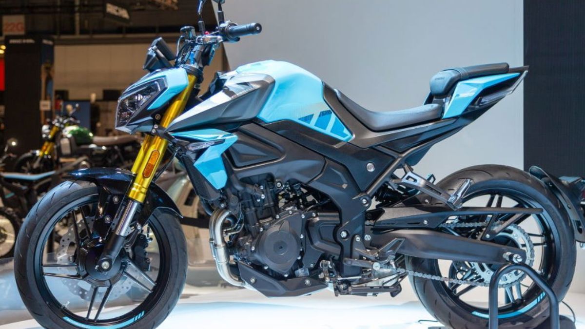 El motor bicilíndrico de 349 cc entrega 41 HP y se combina con ABS, control de tracción y pantalla TFT de 5 pulgadas. El motor bicilíndrico de 349 cc entrega 41 HP y se combina con ABS, control de tracción y pantalla TFT de 5 pulgadas.