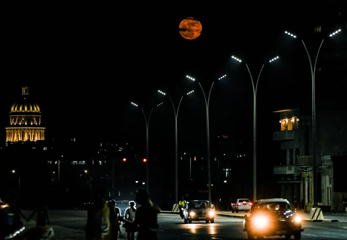 La luna llena sobre La Habana, Cuba, el 13 de julio de 2022.
