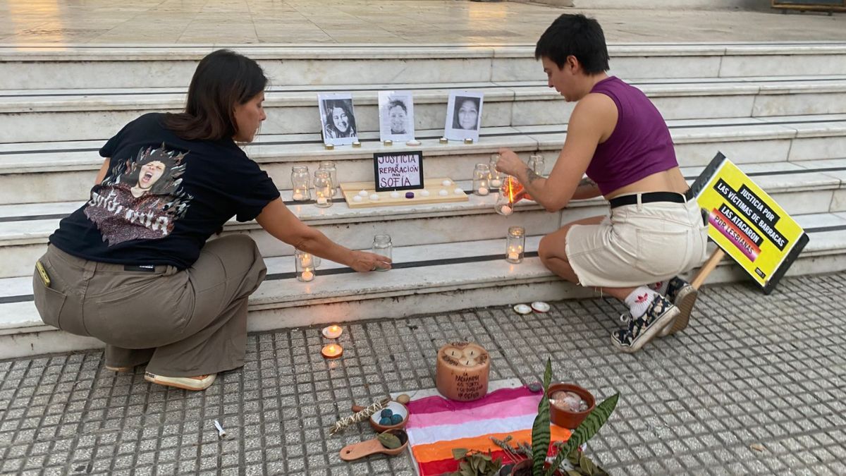 Velas, carteles y una performance art&iacute;stica marcaron la jornada en recuerdo de las v&iacute;ctimas del crimen ocurrido en Buenos Aires.