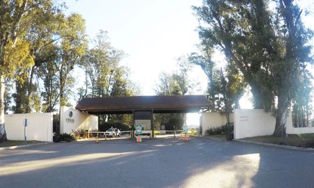 Kentucky Club de Campo cuenta con amplios espacios verdes, un lago artificial, canchas de fútbol y tenis y cancha de golf de 18 hoyos.