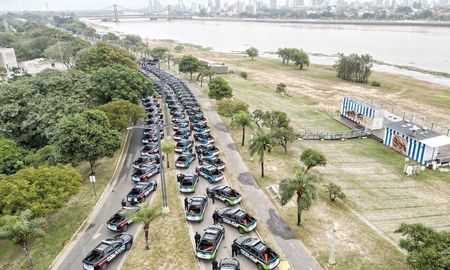 Maximiliano Pullaro encabezó la entrega de 117 camionetas 0 km para el departamento La Capital. Maximiliano Pullaro encabezó la entrega de 117 camionetas 0 km para el departamento La Capital.