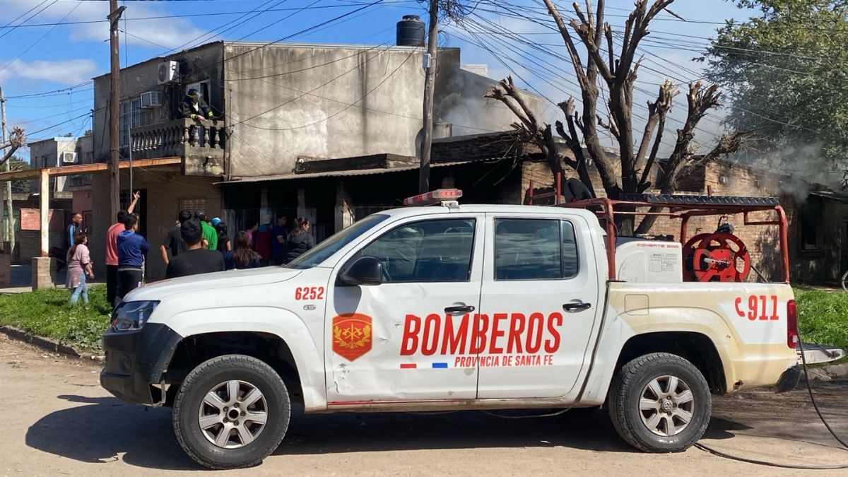 Una mujer embarazada fue hospitalizada tras un incendio en barrio Yapeyú de Santa Fe.