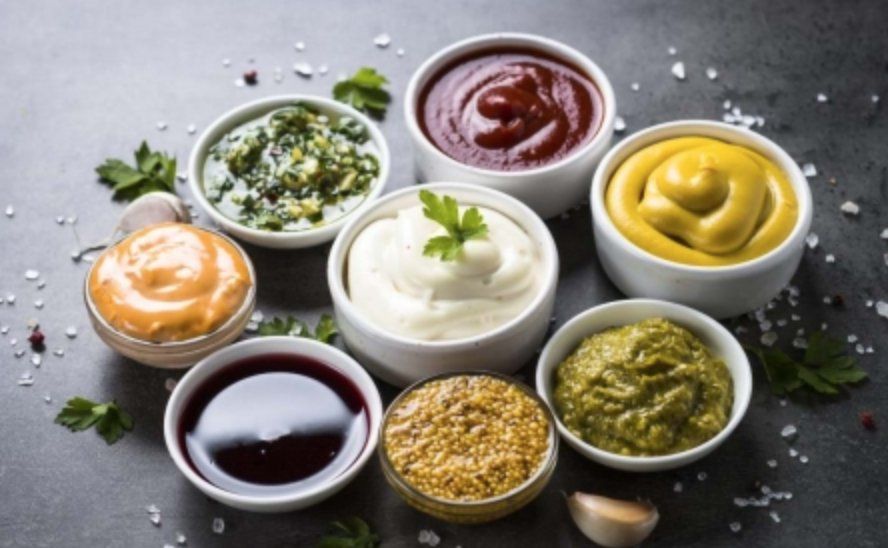 Cinco recetas de salsas de la cocina clásica que van con diferentes platos