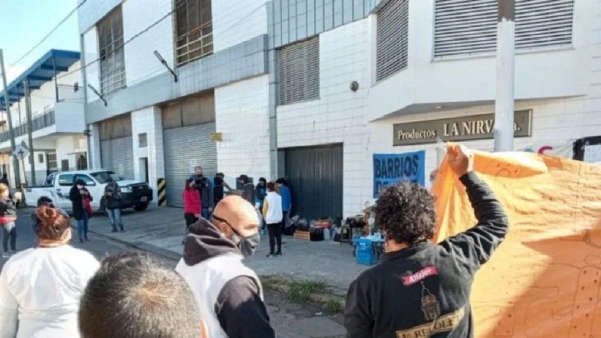 Los trabajadores acamparon en la puerta de la f&aacute;brica