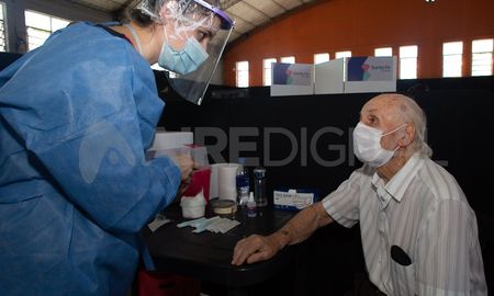 Vacunan con segunda dosis a mayores de 60 años en Santa Fe. Vacunan con segunda dosis a mayores de 60 años en Santa Fe.