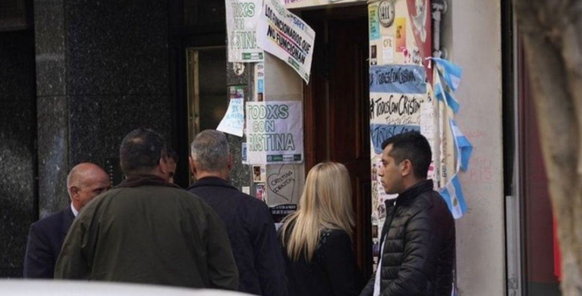 La magistrada ingresó al domicilio de Juncal y Uruguay cerca de las 11 junto al fiscal Rívolo.