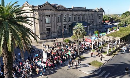 Docentes, estudiantes y agrupaciones gremiales marchan en reclamo por el cumplimiento de la ley de financiamiento universitario. Docentes, estudiantes y agrupaciones gremiales marchan en reclamo por el cumplimiento de la ley de financiamiento universitario.