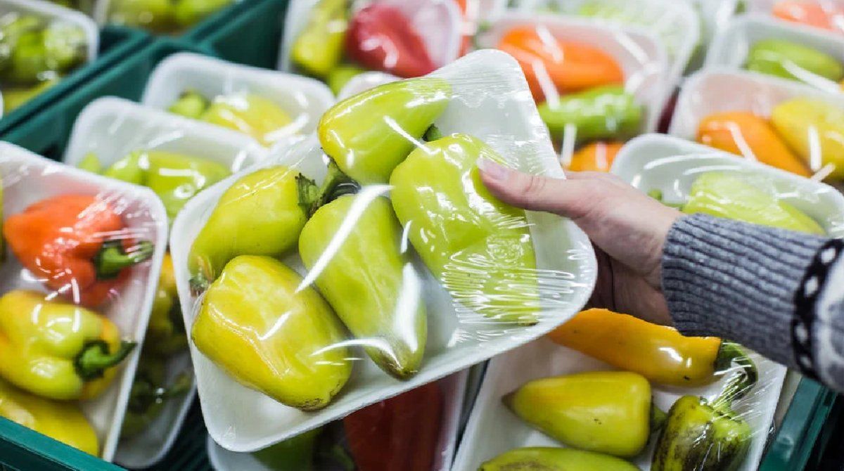 España prohibirá la venta de frutas y verduras en envases de plástico a partir de 2023