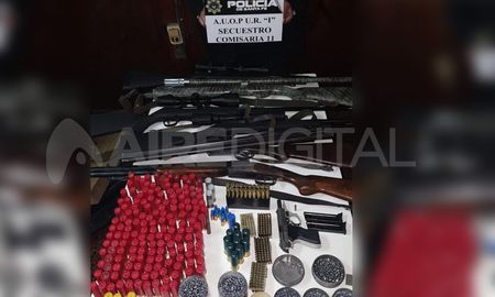 Al allanar la casa del presunto violento, la policía encontró un arsenal. Al allanar la casa del presunto violento, la policía encontró un arsenal.