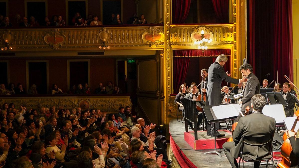 La Gala musical se desarrolló en la víspera de la celebración central por el 216º aniversario de la Revolución de Mayo. La Gala musical se desarrolló en la víspera de la celebración central por el 216º aniversario de la Revolución de Mayo.