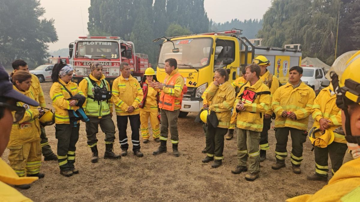 Bomberos santafesinos colaboran en la lucha contra los incendios en la Patagonia