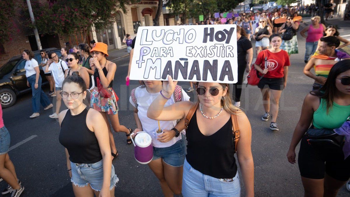 Las mujeres y disidencias marcharon con banderas y carteles que visibilizaron las injusticias que vivimos a diario.