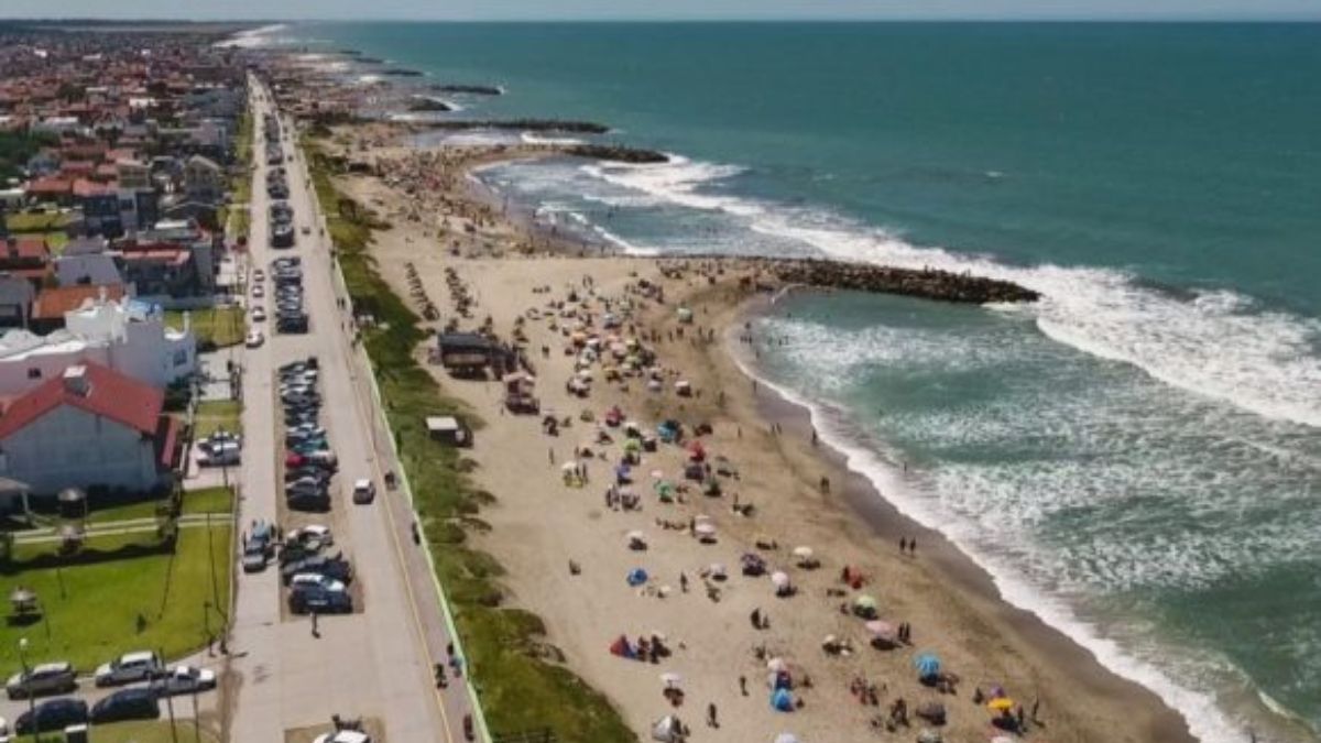Una fuerte ola de alrededor de cinco metros impactó este lunes por la tarde en las playas de Santa Clara del Mar y Mar del Plata y provocó la muerte de un joven.
