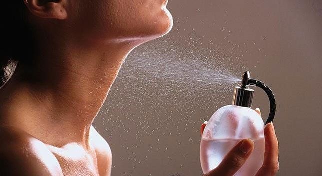 Aprender a aplicar el perfume correctamente puede marcar la diferencia en la duración de su fragancia.