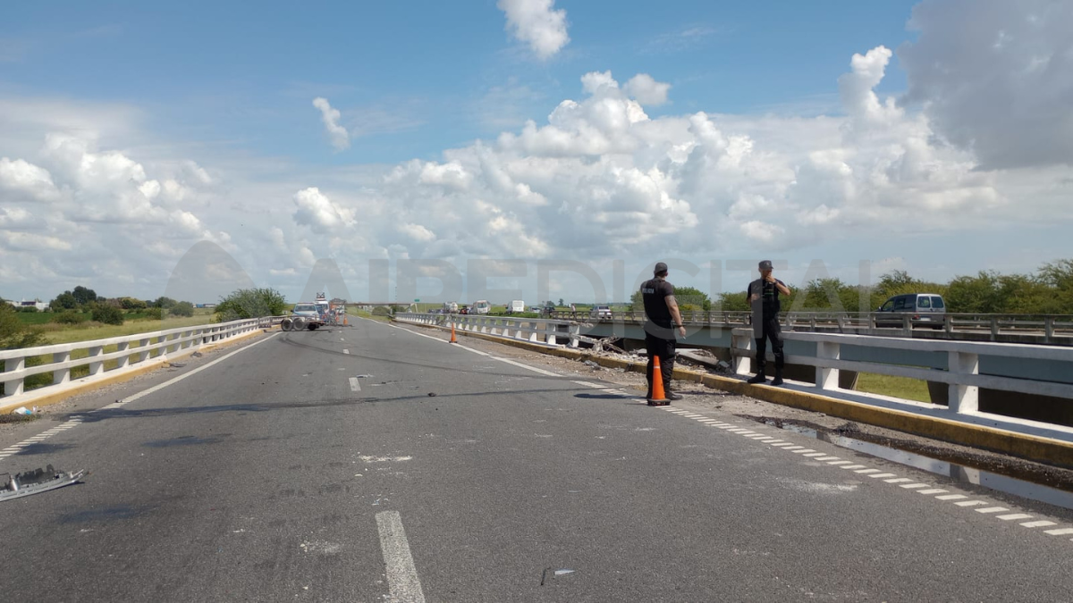 El camión cayó desde el puente al Arroyo del Medio. El camión cayó desde el puente al Arroyo del Medio.