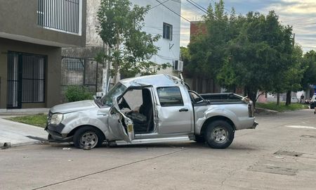 Solo una camioneta se vio involucrada en el accidente, ocurrido este domingo en barrio Centenario de Santa Fe. Solo una camioneta se vio involucrada en el accidente, ocurrido este domingo en barrio Centenario de Santa Fe.