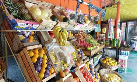Con diferencias que llegan a un 160 por ciento, los precios de las frutas y verduras importadas superan ampliamente a la producción nacional. Con diferencias que llegan a un 160 por ciento, los precios de las frutas y verduras importadas superan ampliamente a la producción nacional.