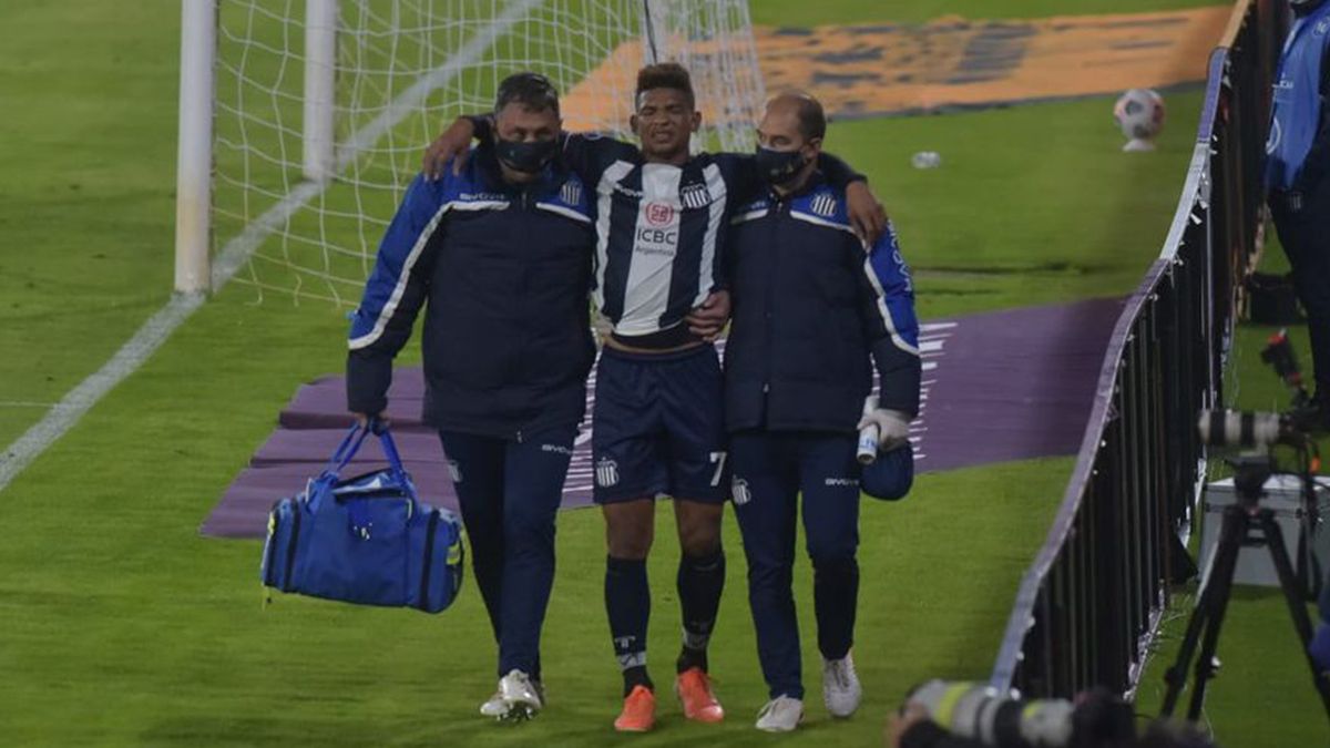 Diego Valoyes se retiró lesionado en el partido entre Talleres y Tolima y está en duda para jugar ante Colón por la Copa de la Liga.