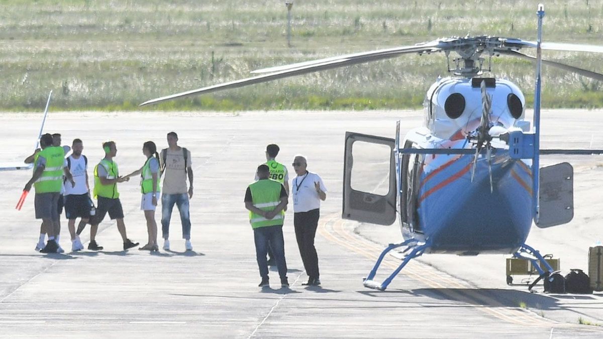 Los jugadores llegaron en un vuelo privado y alrededor de 350 efectivos policiales (250 de la fuerza santafesina) son parte de un operativo de control en la estación aérea.