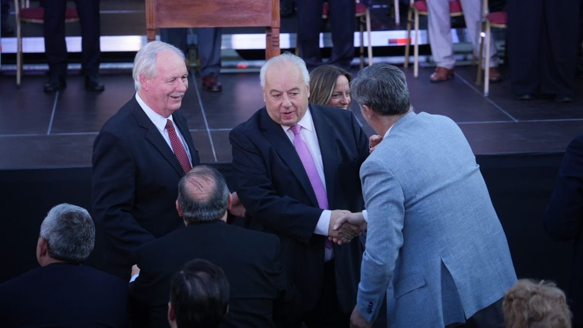 Los ministros de la Corte Suprema, Rafael Gutierrez, Rubén Weder y Margarita Zabalza saludan al ministro de Economía de la Provincia, Pablo Olivares, el día de la jura a la nueva Constitución de Santa Fe. Los ministros de la Corte Suprema, Rafael Gutierrez, Rubén Weder y Margarita Zabalza saludan al ministro de Economía de la Provincia, Pablo Olivares, el día de la jura a la nueva Constitución de Santa Fe.
