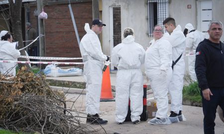 Peritos de la PDI previo a ingresar al domicilio en donde ocurrió el ataque. Peritos de la PDI previo a ingresar al domicilio en donde ocurrió el ataque.