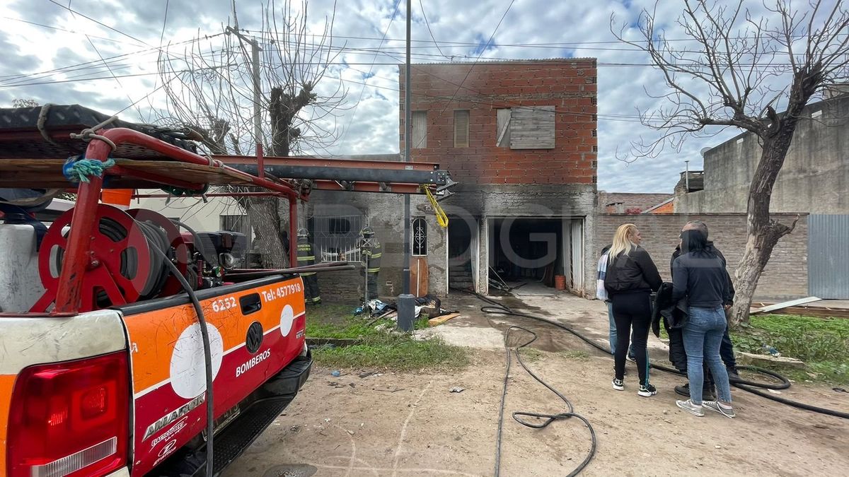 El foco ígneo se desató rápidamente en el interior de la vivienda ubicada en Pasaje Ingenieros 7500 El foco ígneo se desató rápidamente en el interior de la vivienda ubicada en Pasaje Ingenieros 7500