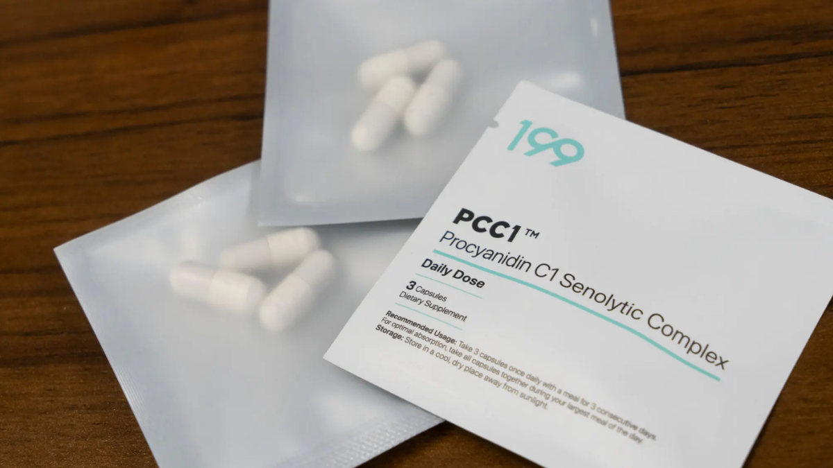 Estuches de las píldoras de procianidina C1 de la empresa, que contienen un compuesto que se supone que purga el cuerpo humano de las llamadas “células zombis”.