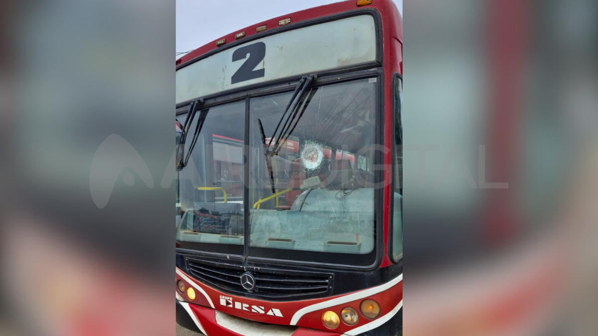 Un colectivo de la línea 2 sufrió un fuerte piedrazo mientras regresaba a la parada.