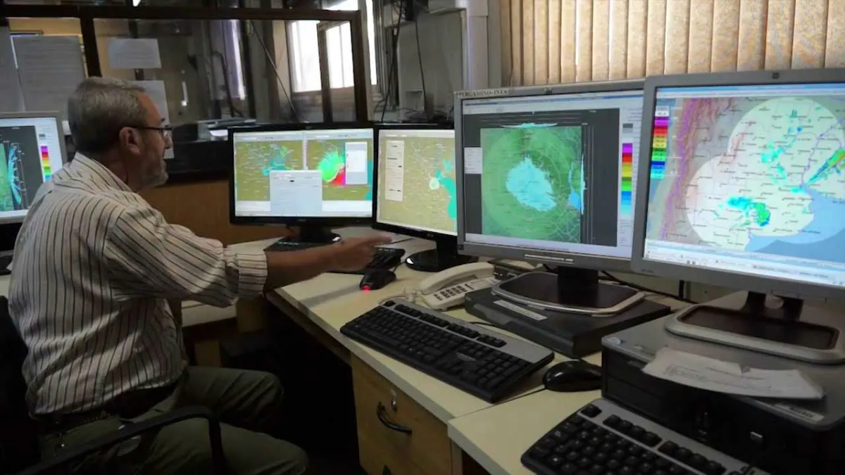 Ciencias Meteorológicas o Meteorología es una de las carreras poco conocidas y que cuentan con una gran salida laboral. Ciencias Meteorológicas o Meteorología es una de las carreras poco conocidas y que cuentan con una gran salida laboral.