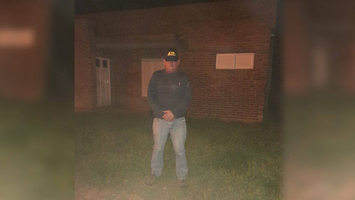 Uno de los investigadores en la vivienda en donde se encontró el teléfono del principal sospechoso.