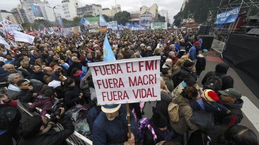 La oposición y actores se manifestaron en contra del acuerdo con el Fondo Monetario