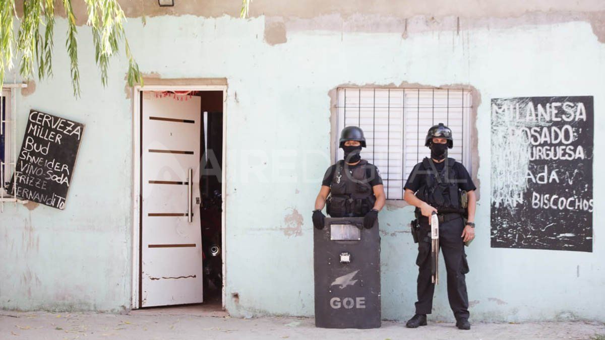 Allanamientos por drogas y dos detenidos en un inmueble del barrio Santa Rosa de Lima