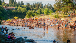 Playa Miami combina aguas cristalinas, bancos de arena y piletas naturales que atraen a visitantes todo el año.