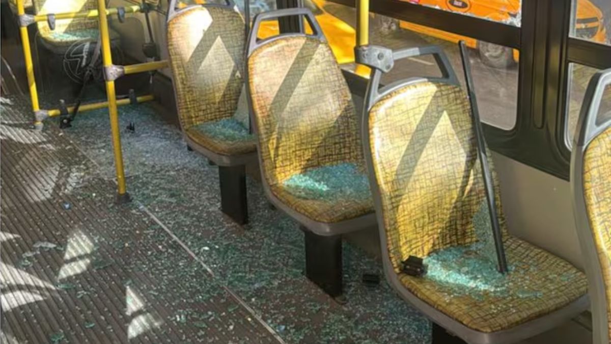 El pasajero destrozó las ventanillas y la puerta del colecitvo. 