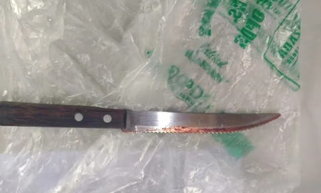 Una madre apuñaló a su hijo con un cuchillo dentro de su casa en Berisso, Buenos Aires. Una madre apuñaló a su hijo con un cuchillo dentro de su casa en Berisso, Buenos Aires.