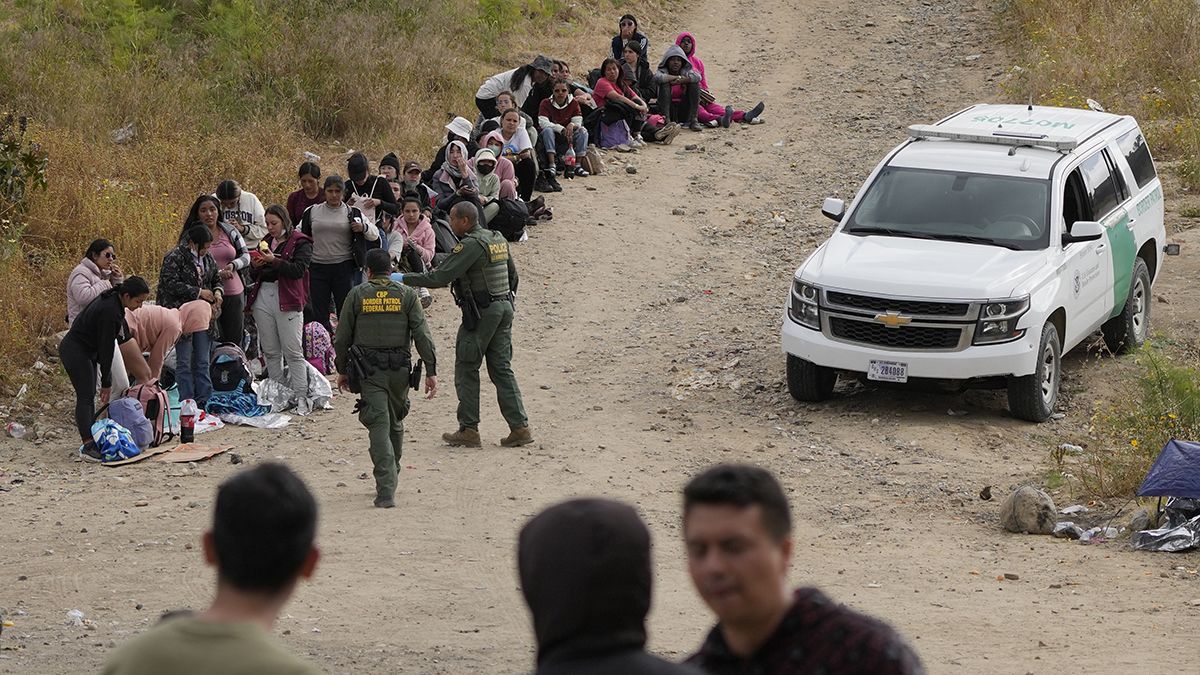 Los cruces de migrantes en la frontera entre Estados Unidos y México han disminuido desde que expiraron las restricciones del Título 42 la semana pasada.