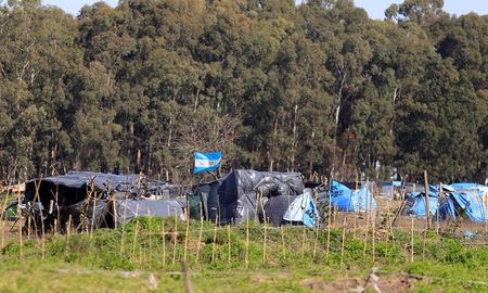 El Gobierno bonaerense otorgará un subsidio de 50 mil pesos para evitar las usurpaciones. El Gobierno bonaerense otorgará un subsidio de 50 mil pesos para evitar las usurpaciones.