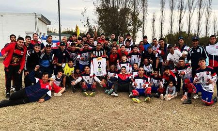 Santa Fe FC ganó de vuelta y sigue líder en el ascenso de Liga Santafesina de Fútbol. Foto: prensa Santa Fe. Santa Fe FC ganó de vuelta y sigue líder en el ascenso de Liga Santafesina de Fútbol. Foto: prensa Santa Fe.