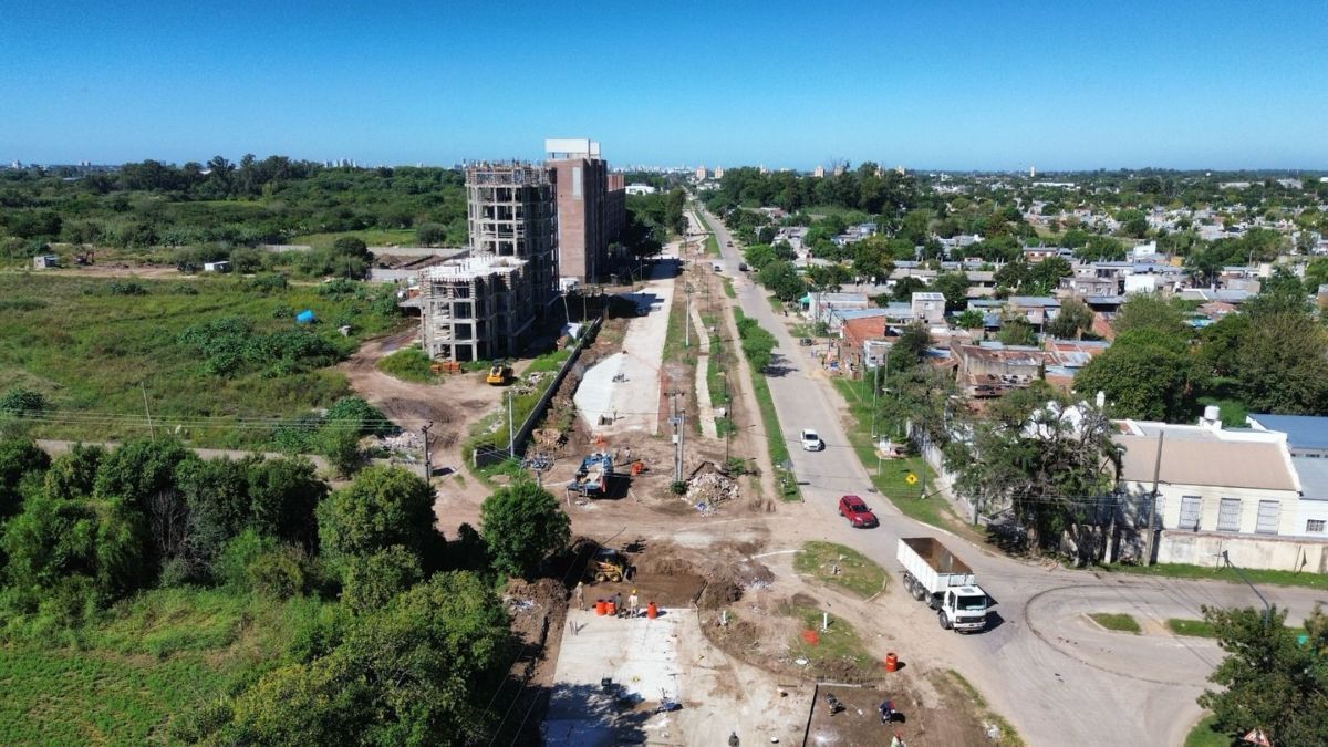 En el norte de la ciudad, los trabajos en avenida Peñaloza superan el 60 % de ejecución, incluyendo nueva calzada y tareas de hormigonado. En el norte de la ciudad, los trabajos en avenida Peñaloza superan el 60 % de ejecución, incluyendo nueva calzada y tareas de hormigonado.