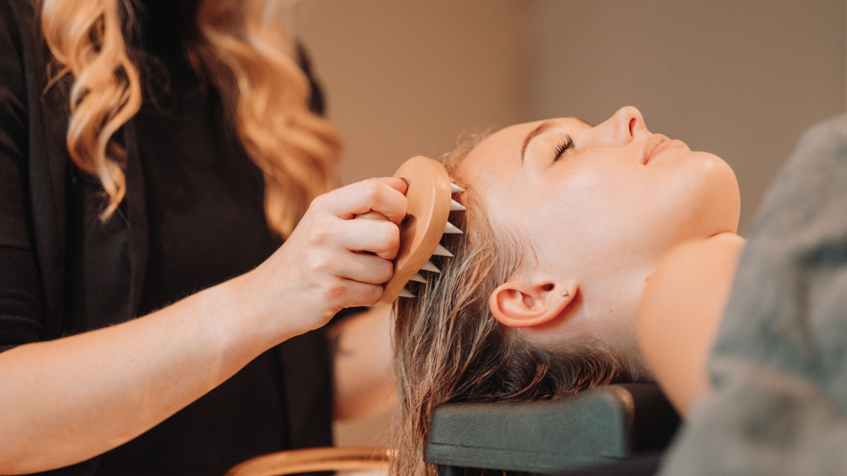 La creencia central es que un cuero cabelludo tenso o saturado propicia la caída del cabello y compromete su brillo. La creencia central es que un cuero cabelludo tenso o saturado propicia la caída del cabello y compromete su brillo.