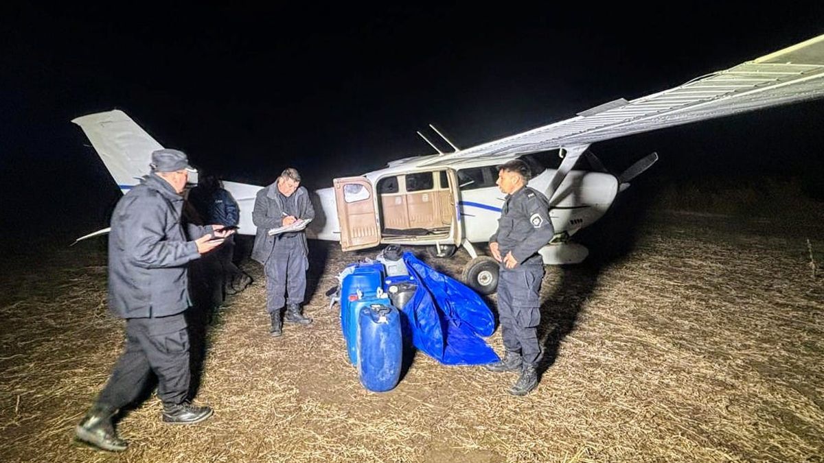Personal policial de Díaz junto a la avioneta de los extranjeros