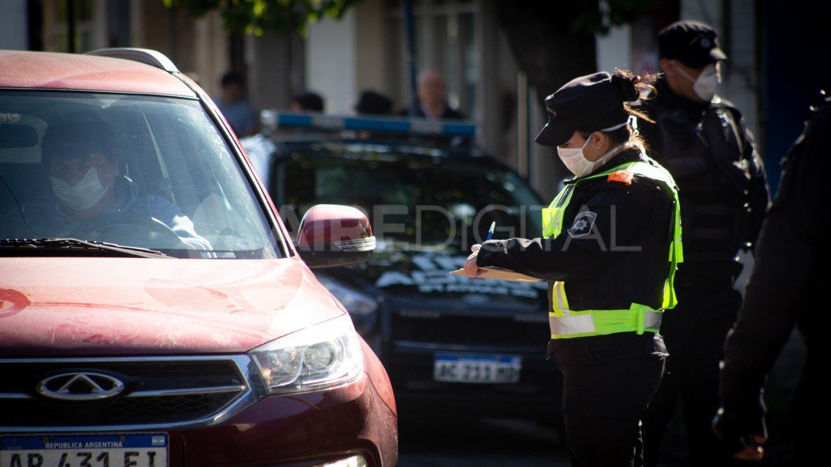 Controles policiales en Santa Fe.