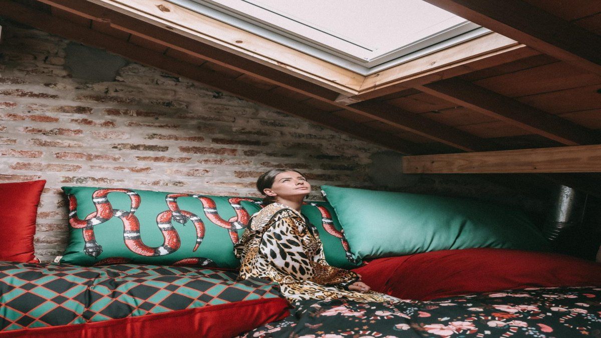 La China Suárez puso un microcine en su casa.