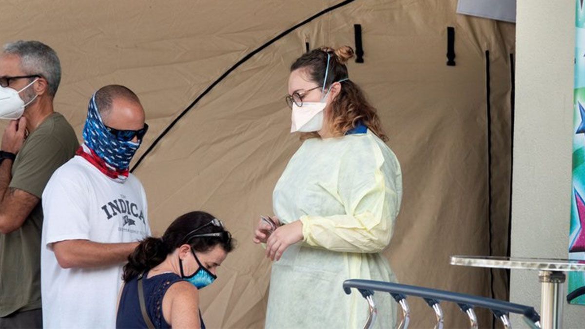 Los casos de covid bajaron en Estados Unidos, que continúa la lucha contra la pandemia.